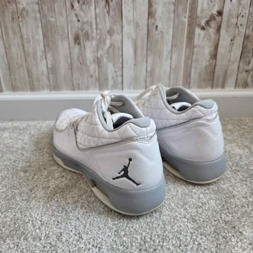 Men's basketball sneakers